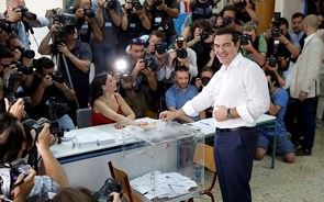 Tsipras: Gregos têm hoje 'nas mãos as rédeas do seu destino'  
