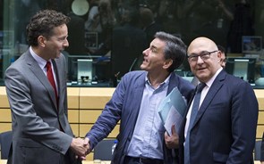 Grécia: Eurogrupo decide entre terceiro resgate ou empréstimo-ponte