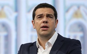 Tsipras recebe cheque, demite-se e pede novas eleições
