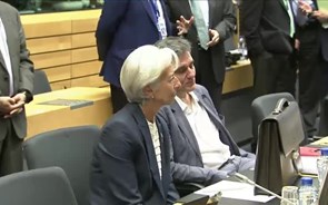 O que está Tskalotos a dizer a Stubb e a Lagarde?