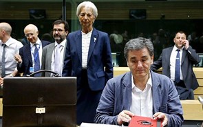 Grécia obrigada a plano B que pode chegar aos 3,4 mil milhões