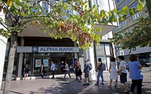 S&P sobe ratings de quatro bancos gregos