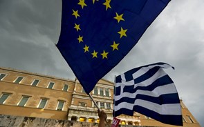 Bolsa grega desce mais de 4% para mínimos de 2012