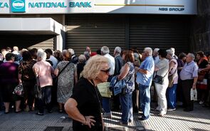 grecia filas bancos pensionistas