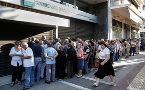 grecia filas bancos pensionistas