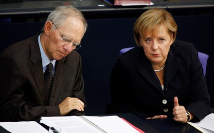 Schäuble admite demitir-se por divergência de posições com Merkel sobre Grécia