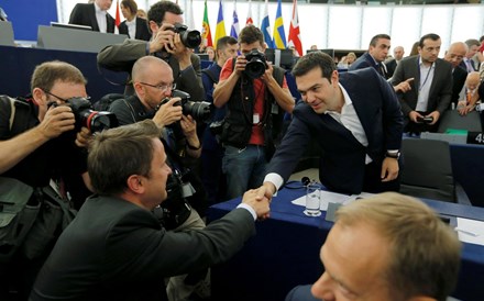 Tsipras insiste nas críticas à 'troika' e Juncker nas críticas a Tsipras  