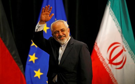 Irão ultrapassou limite das reservas de urânio autorizado no acordo