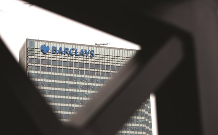 Barclays corta estimativas após queda de lucros