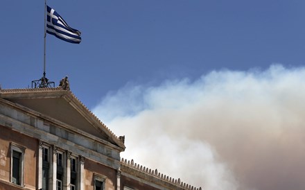 Grécia vota quarta-feira pacote de austeridade mas deixa cair medidas