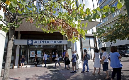 Depósitos na banca grega caem 5,9% para mínimos de 11 anos