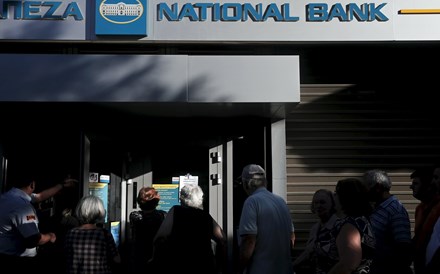 Grécia: Governo suaviza restrições bancárias, gregos já podem viajar com dois mil euros