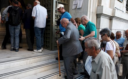 O primeiro dia de um incerto regresso à normalidade na Grécia