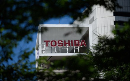 Consórcio oferece 15 mil milhões de dólares para comprar Toshiba