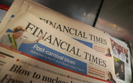 Presidente do Financial Times devolve aumento salarial de 570 mil euros