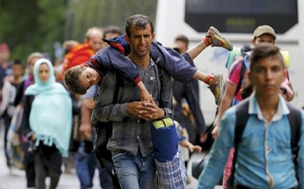 Merkel e Hollande discutem respostas à crise dos refugiados