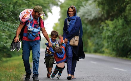 Refugiados deixam Budapeste a pé com destino à Áustria