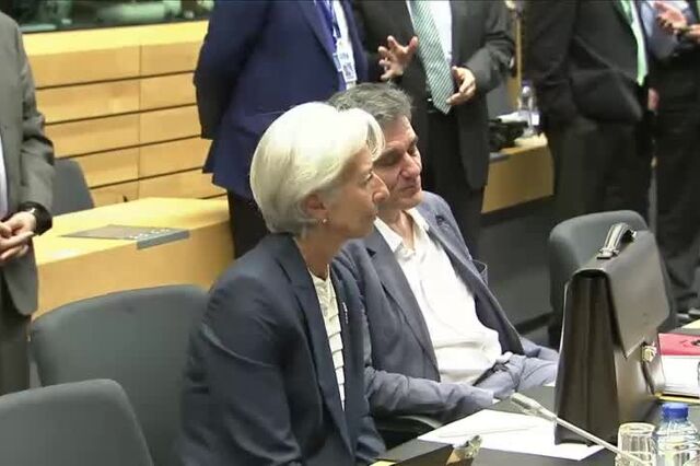 O que está Tskalotos a dizer a Stubb e a Lagarde?