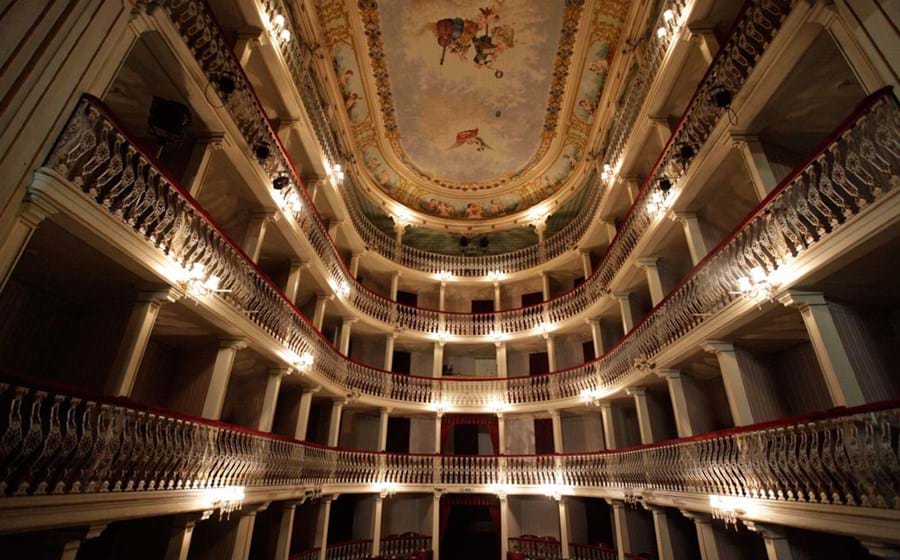 Teatro Lethes: O Teatro Lethes foi fundado, em 1605, como Colégio de São Tiago Maior pelo bispo D. Fernando Martins Mascarenhas. Com as invasões francesas, as instalações do antigo Colégio foram devassadas para dar abrigo aos soldados. Sucessivamente sujeito a obras de recuperação ao longo dos anos, o Teatro Lethes tem como estrutura residente, desde 2012, a ACTA - A Companhia de Teatro do Algarve. 