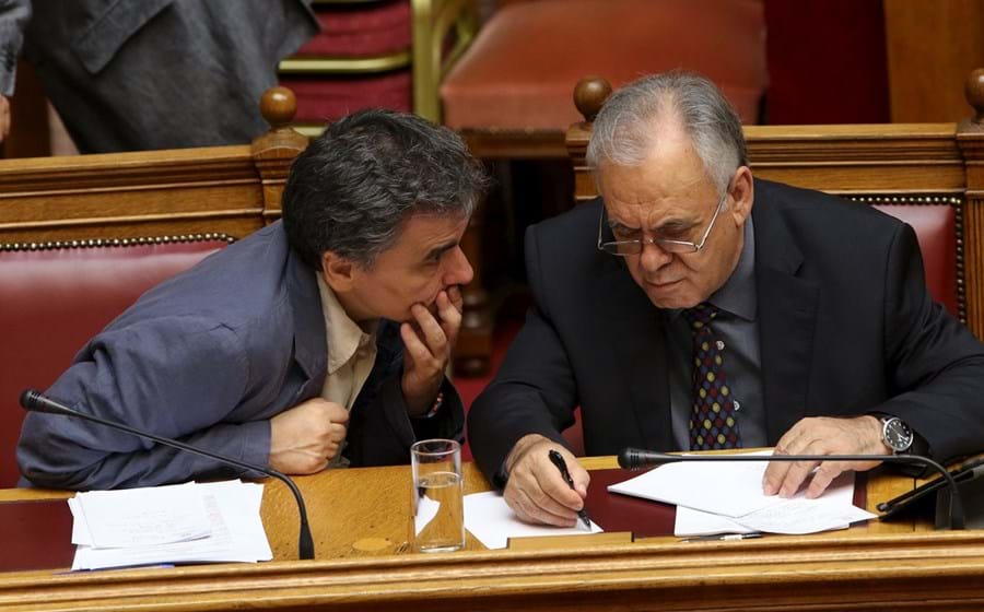 Ministro das Finanças com o vice-primeiro-ministro grego no Parlamento durante a discussão do programa de austeridade