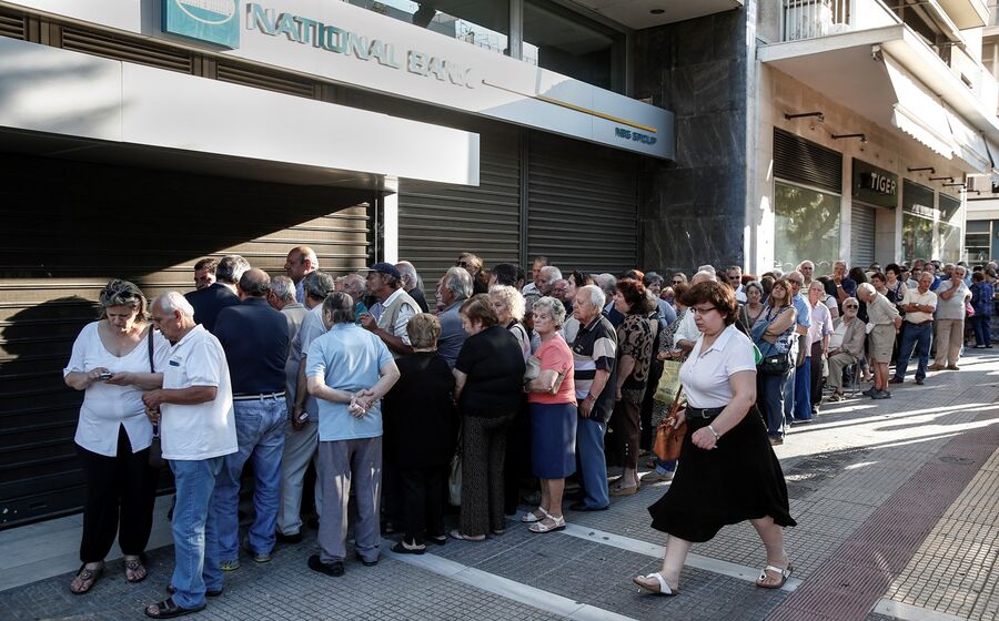 grecia filas bancos pensionistas