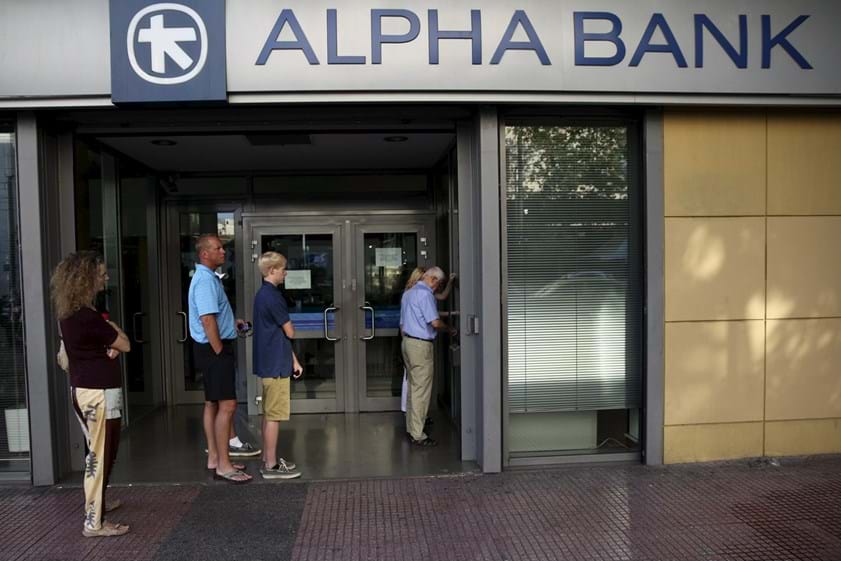 Os gregos continuam a fazer fila para levantar dinheiro no multibancos