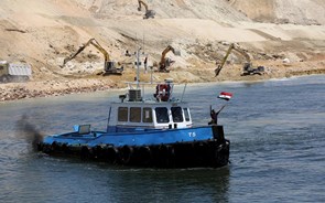 O novo Canal do Suez é hoje inaugurado e já tem muita história