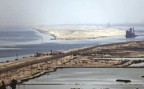 Navio foi desencalhado e tráfego do canal de Suez foi normalizado