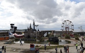 Primeiro lote de bilhetes para a Dismaland de Banksy esgota em horas