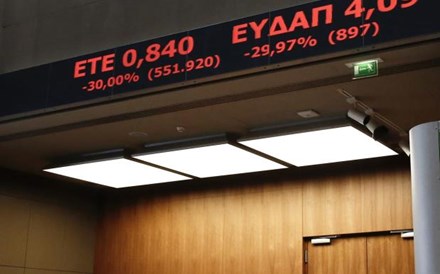 Controlo de capitais vai continuar a asfixiar acções gregas