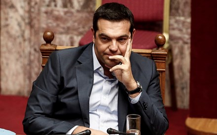 Parlamento grego aprova orçamento para 2016 centrado em poupança e cortes de pensões