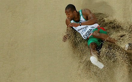 Nelson Évora conquista medalha de bronze no triplo salto