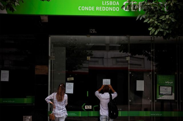 Programas de emprego caem quase para metade