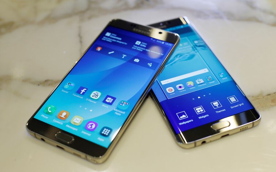 Samsung Galaxy S6 Edge Plus (à direita) e Galaxy Note 5 