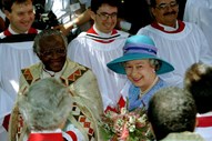 Rainha Isabel II com o arcebispo Desmond Tutu na África do Sul, em Março de 1995, na primeira visita ao país desde 1947. 