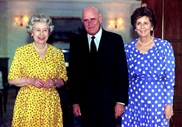 Rainha Isabel II com Frederik de Klerk e a sua esposa Marike em 1995, na Cidade do Cabo.