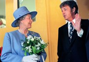 Rainha Isabel II com Paul McCartney na abertura do Liverpool Institute for Performing Arts em Junho de 1996.