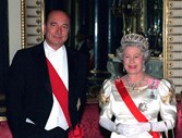 Rainha Isabel II com presidente francês Jacques Chirac em 1996. O presidente francês estava de visita oficial. 