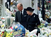 Rainha Isabel II vê as manifestações de solidariedade dos ingleses depois da morte da princesa Diana em 1997.