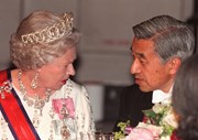 Rainha Isabel II com o imperador do Japão Akihito em 1998.