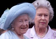 Rainha Isabel II com a Rainha-mãe, em 2000, quando a mãe celebrou o 100º aniversário.