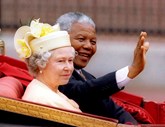 Rainha Isabel II com Nelson Mandela em Julho de 1996. 