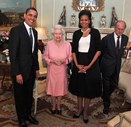 Rainha Isabel II com príncipe Filipe e Barack e Michel Obama, em 2009.