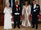 Rainha Isabel II com o presidente da África do Sul Jacob Zuma e esposa Tobeka Madiba Zuma. Ao lado o príncipe de Edimburgo. Em 2010.