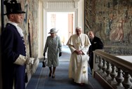 Rainha Isabel II com o Papa Bento XVI no Palácio Holyroodhouse em 2010.