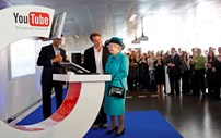 Rainha Isabel II carrega um vídeo da galeria Real no Youtube. Chad Hurley, co-fundador do You Tube, e Nikesh Arora, presidente do Google Europe, Middle East and Africa, observam em 2008.