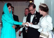 Rainha Isabel II com primeira-ministro do Paquistão Benazir Bhutto em 1989.