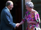 Rainha Isabel II com o presidente francês François Miterrand em 1993. 