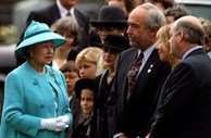 Rainha Isabel II em 1993 com os familiares das vítimas norte-americanas do voo 103 da Pan Am, que explodiu em Lockerbie em 1988.