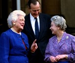 Rainha Isabel II com Barbara e George Bush em 1993.